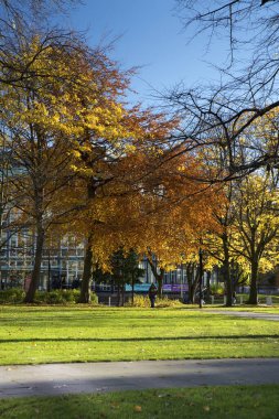 Manchester, Greater Manchester, İngiltere, Ekim 2013, Tüm Saint Park 'tan Manchester Metropolitan Üniversitesi' nin kütüphanesinin manzarası