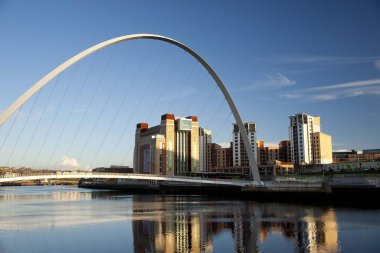 Newcastle and Gateshead, İngiltere, 5 Kasım 2012, Arka planda Baltık Çağdaş Sanat Galerisi binası bulunan Gateshead Millenium Köprüsü
