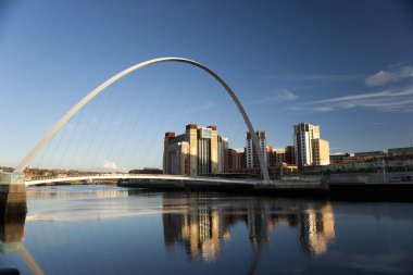 Newcastle and Gateshead, İngiltere, 5 Kasım 2012, Arka planda Baltık Çağdaş Sanat Galerisi binası bulunan Gateshead Millenium Köprüsü