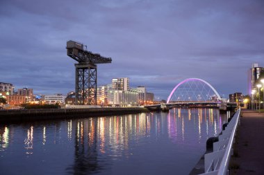 River Clyde, Glasgow, İskoçya, İngiltere, Eylül 2013, tarihi Finneston Crane ve Clyde Arc Köprüsü