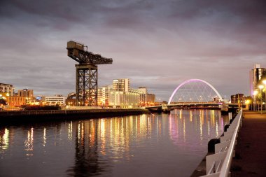 River Clyde, Glasgow, İskoçya, İngiltere, Eylül 2013, tarihi Finneston Crane ve Clyde Arc Köprüsü