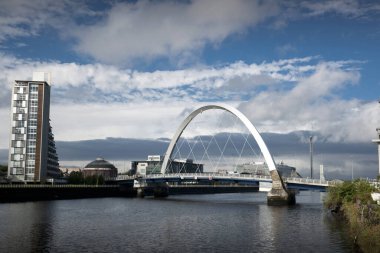River Clyde, Glasgow, İskoçya, İngiltere, Eylül 2013, Clyde Arc Köprüsü manzarası