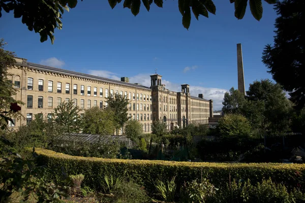 Saltaire, Bradford, Batı Yorkshire. Ekim 2013, Salts Mill, UNESCO 'nun dünya mirası alanı, galeri ve lokantası.