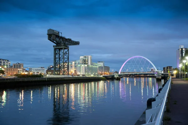 River Clyde, Glasgow, İskoçya, İngiltere, Eylül 2013, tarihi Finneston Crane ve Clyde Arc Köprüsü