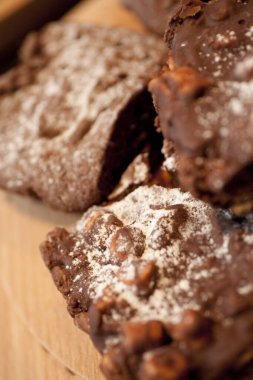 Çikolata kaplı bir yığın şekerleme Kafe stili tezgahta Rocky Roads