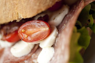 Ciabatta Sandviçi, marul salamlı mozzarella ve kafede domates.