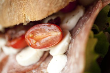 Ciabatta Sandviçi, marul salamlı mozzarella ve kafede domates.
