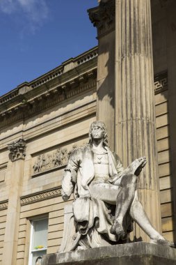 Liverpool, Merseyside. Haziran 2014, John Warrington Wood 'un Raphael heykeli ve Walker Sanat Galerisi' nin sütunları.