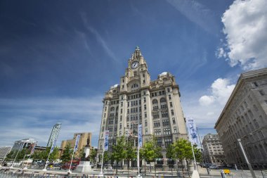 Liverpool, İngiltere, 24 Haziran 2014, Royal Liver Binası yine gündüz vakti mavi gökyüzü