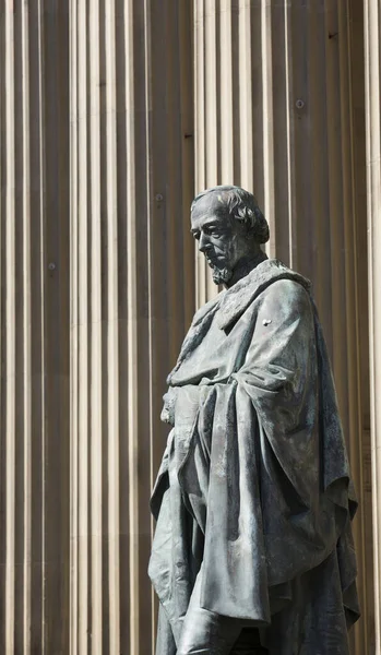 利物浦 默西塞德 2014年6月 英国首相本杰明 迪斯雷利 圣乔治厅比肯斯菲尔德伯爵雕像与可能性 — 图库照片