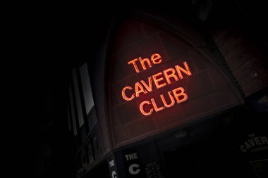 Liverpool, Merseyside, İngiltere - 24 Haziran 2014 - Mathew Caddesi 'ndeki ünlü Mağara Kulübüne Giriş ve İşaret
