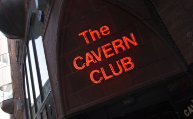 Liverpool, Merseyside, İngiltere - 24 Haziran 2014 - Mathew Caddesi 'ndeki ünlü Mağara Kulübüne Giriş ve İşaret