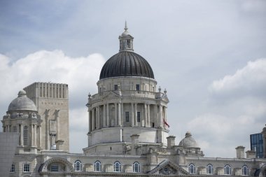 Liverpool, Haziran 2014, Mersey Nehri 'nin karşısında, Liverpool Liman Binası, Cunard Binası ve Liverpool Limanı ile Pier Head' i gösteren bir sahne.