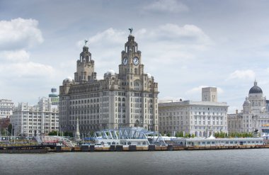 Liverpool, Haziran 2014, Mersey Nehri 'nin karşısında, Liverpool Liman Binası, Cunard Binası ve Liverpool Limanı ile Pier Head' i gösteren bir sahne.