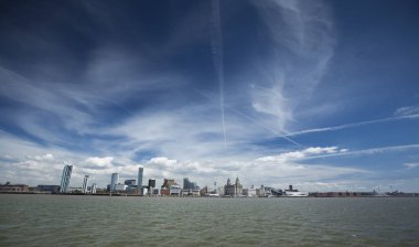 Liverpool, Haziran 2014, Mersey Nehri 'nin karşısında, Liverpool Liman Binası, Cunard Binası ve Liverpool Limanı ile Pier Head' i gösteren bir sahne.