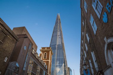 Çömlek Kulesi Londra, İngiltere 'deki eski tuğla binalardan oluşan bir sokaktan görüldü - Temmuz 201