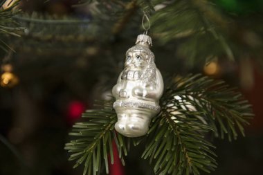 Noel ağacı süslemesi, Nottingham, İngiltere 'de bir oturma odasında Noel ağacına asılmış. Aralık 2017