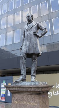 İngiltere, Londra Euston İstasyonu 'nda sivil ve demiryolu mühendisi Robert Stephenson' un heykeli ve anıtı - Eylül 2015