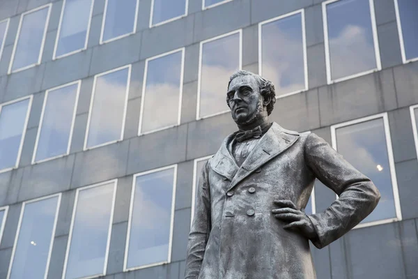 Statua Monumento All Ingegnere Civile Ferroviario Robert Stephenson Alla Stazione — Foto Stock