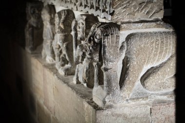 Hexham, Northumberland, Birleşik Krallık, 9 Mayıs 2016, Hexham Abbey 'de oyulmuş bir taş kafa.