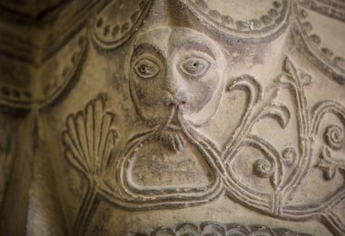 Büyük Givendale, Yorkshire, İngiltere, 25 Mart 2019, Chalkland Yolu 'ndaki Büyük Givendale Kilisesi' nin içinde bir taş oyması.