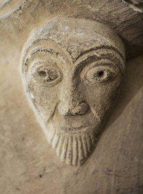 Great Givendale, Yorkshire, İngiltere, 25 Mart 2019, Chalkland Yolu 'ndaki Büyük Givendale Kilisesi' nin içine taş oyma.