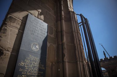Coventry, Warwickshire, United Kingsom, 27 Haziran 2019, Saint Michael Katedrali 'ndeki anıt plaketi.