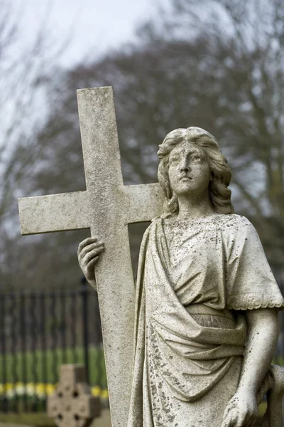 Ange Avec Sculpture Crucifique Sur Une Pierre Tombale Dans Domaine — Photo