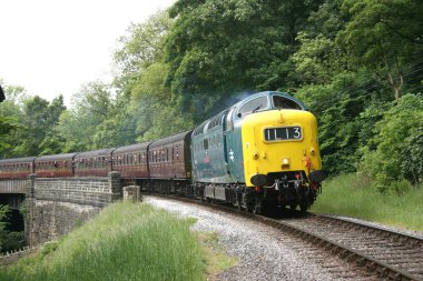 Deltic 55022 Keighley ve Worth Valley Demiryolu 'ndan Oakworth' a yaklaşıyor, Batı Yorkshire, İngiltere - Haziran 2009
