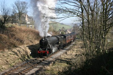Savaş Bakanlığı Buharlı lokomotif numarası 90733 Oakworth, Keighley ve Worth Valley Demiryolu, Batı Yorkshire, İngiltere - Şubat 2008