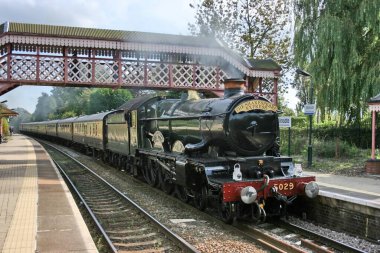 GWR Buharlı Lokomotif. 5029 Nunney Şatosu Wilmscote 'dan geçiyor, 23 Ağustos 2009 Shakespeare Ekspresi - Wilmscote, Birleşik Krallık