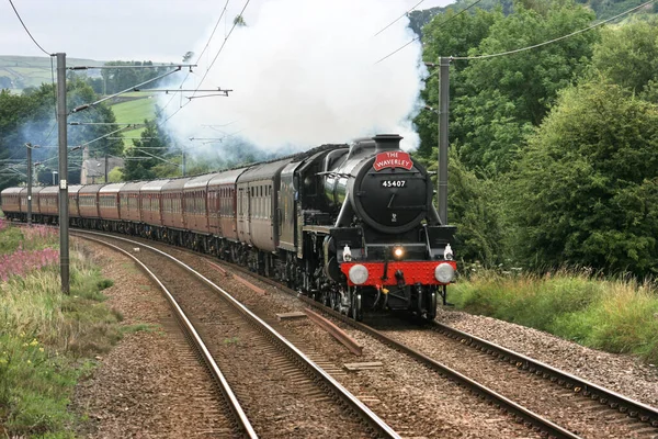 Black Five Buharlı Lokomotif numarası 45407 Waverley Ekspres treniyle 8 Ağustos 2010 - Pepper Road, Leeds, Birleşik Krallık