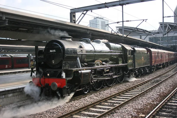 Royal Scot Steam Lokomotifi - İskoçlar Leeds İstasyonu Gardiyanı - 26 Haziran 2010 Beyaz Gül Sözleşmesi - Leeds, Birleşik Krallık