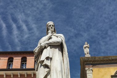 Verona, İtalya, Avrupa, Ağustos 2019, Piazza dei Signori 'deki Dante Alighieri Heykeli