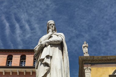 Verona, İtalya, Avrupa, Ağustos 2019, Piazza dei Signori 'deki Dante Alighieri Heykeli