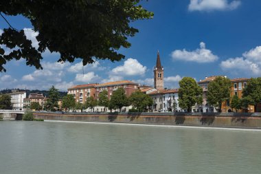 Verona, İtalya, Avrupa, Ağustos 2019, Adige Nehri manzarası ve Organo 'daki Chiesa Parrocchiale di Santa Maria Kulesi