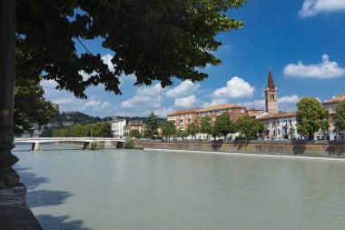 Verona, İtalya, Avrupa, Ağustos 2019, Adige Nehri manzarası ve Organo 'daki Chiesa Parrocchiale di Santa Maria Kulesi