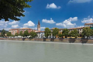 Verona, İtalya, Avrupa, Ağustos 2019, Adige Nehri manzarası ve Organo 'daki Chiesa Parrocchiale di Santa Maria Kulesi