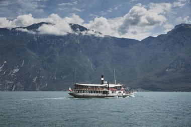 Garda Gölü, İtalya, Avrupa, Ağustos 2019, Antika kürek vapuru İtalya manzarası