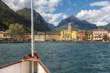 Garda Gölü, İtalya, Avrupa, Ağustos 2019, Antika kürek vapuru İtalya manzarası