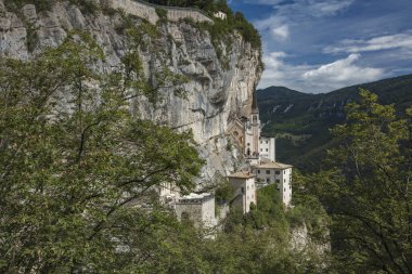 Spiazzi, İtalya, Avrupa, Ağustos 2019, Madonna della Corona Kilisesi Sığınağı