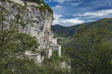 Spiazzi, İtalya, Avrupa, Ağustos 2019, Madonna della Corona Kilisesi Sığınağı