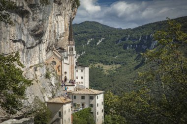 Spiazzi, İtalya, Avrupa, Ağustos 2019, Madonna della Corona Kilisesi Sığınağı