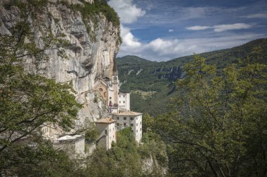 Spiazzi, İtalya, Avrupa, Ağustos 2019, Madonna della Corona Kilisesi Sığınağı