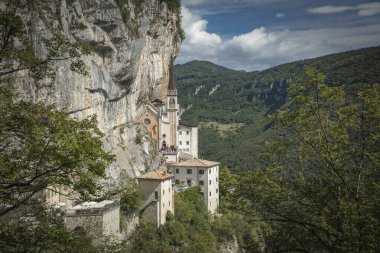 Spiazzi, İtalya, Avrupa, Ağustos 2019, Madonna della Corona Kilisesi Sığınağı