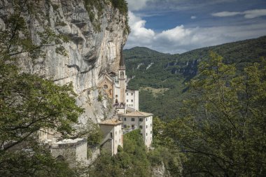 Spiazzi, İtalya, Avrupa, Ağustos 2019, Madonna della Corona Kilisesi Sığınağı