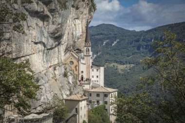Spiazzi, İtalya, Avrupa, Ağustos 2019, Madonna della Corona Kilisesi Sığınağı