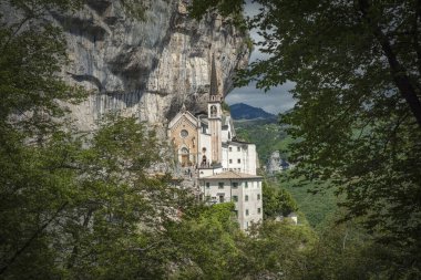 Spiazzi, İtalya, Avrupa, Ağustos 2019, Madonna della Corona Kilisesi Sığınağı
