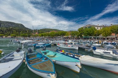 Garda Gölü, Garda Gölü, İtalya, Ağustos 2019, göl, kasaba ve liman manzarası