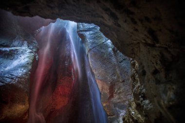 Varone, Garda Gölü, İtalya, Avrupa, Ağustos 2019, Varone Cascata Şelaleleri ve mağaraları manzarası